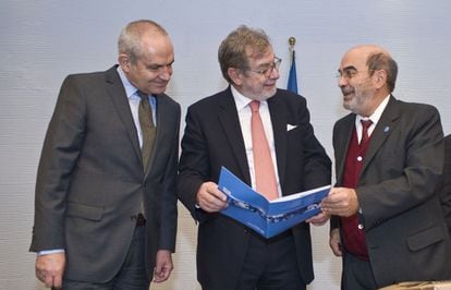 Antonio Caño, Juan Luis Cebrián e José Graziano da Silva, nesta segunda-feira em Roma.