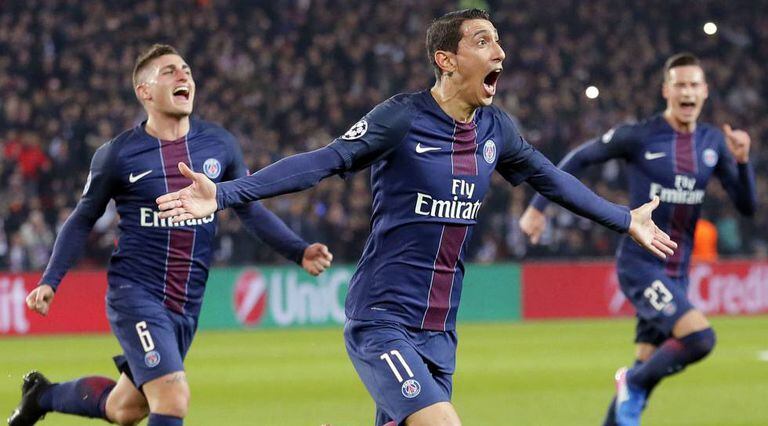 Di María celebra seu gol de falta.