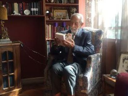 O dramaturgo chileno Hernán Letelier, em sua casa de Santiago