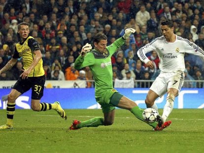 Cristiano supera a Weidenfeller no terceiro gol.