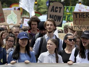A ativista sueca Greta Thunberg (centro) participa de manifestação em Viena, Áustria, no dia 31 de maio