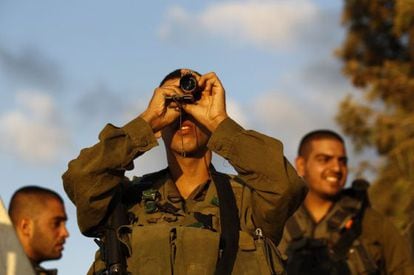 Soldado israelense olhando em dire&ccedil;&atilde;o a Gaza.