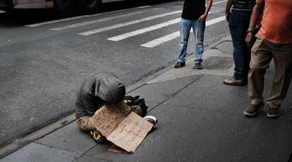 Uma pessoa sem-teto nas ruas de Nova York.