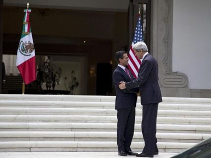 Kerry cumprimenta Peña Nieto hoje na Cidade do México.