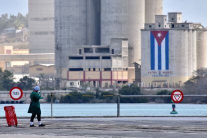 Enfermeira cubana controla desembarque de passageiros de cruzeiro britânico no porto de Mariel.