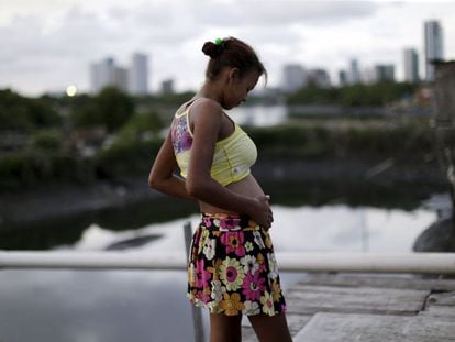 Mulher grávida em uma favela de Recife.