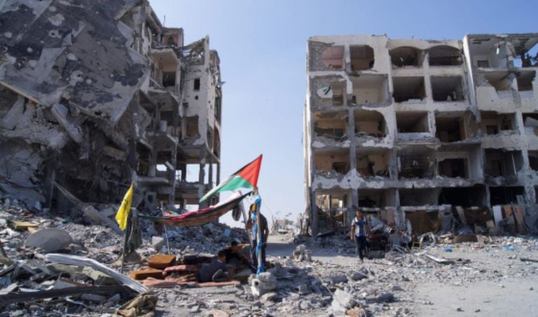 Edifícios destruídos por bombardeios em Gaza.
