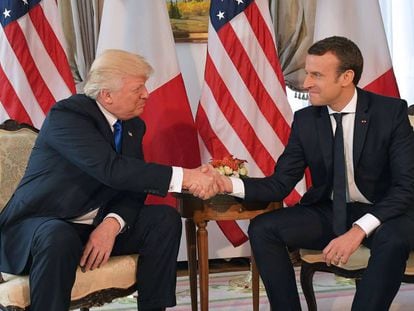 Macron e Trump com o longo aperto de mãos de 25 de maio passado, em Bruxelas, durante a cúpula da OTAN.