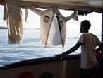 Un migrante, este domingo en la cubierta de el buque 'Open Arms'. 