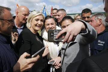 A candidata da extrema direita Marine Le Pen, com os trabalhadores da Whirlpool de Amiens. 
