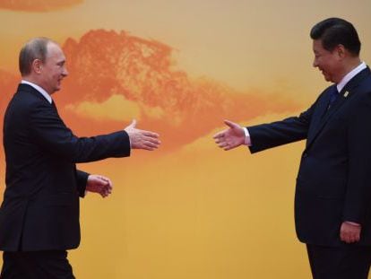 Putin saúda Xi na sua chegada à cúpula da APEC.