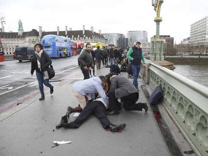 Transeuntes socorridos depois do atentado de Londres em 22 de março passado.