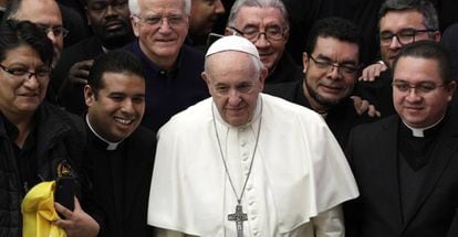 O papa Francisco, rodeado de sacerdotes, no Vaticano.