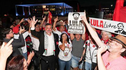 Simpatizantes de Lula comemoram na frente dp STF.