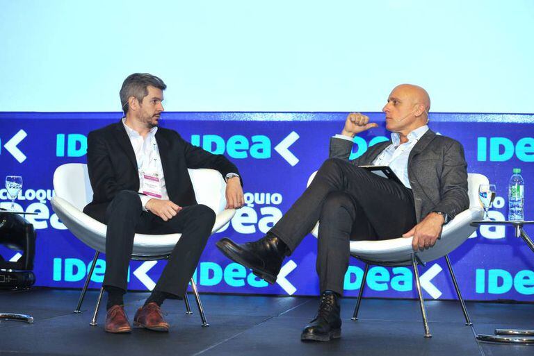 O chefe de Ministros, Marcos Peña, entrevistado pelo jornalista Carlos Pagni no colóquio de IDEA.
