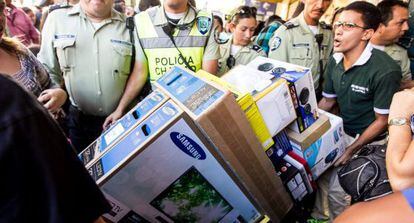 Cidadãos de Caracas compram eletrodomésticos há duas semanas.