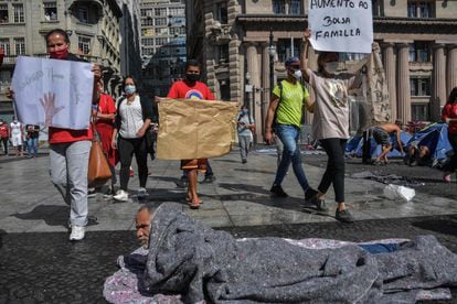 Manifestantes protestam contra a crise no Brasil, no centro de São Paulo, em meio a moradores de rua.