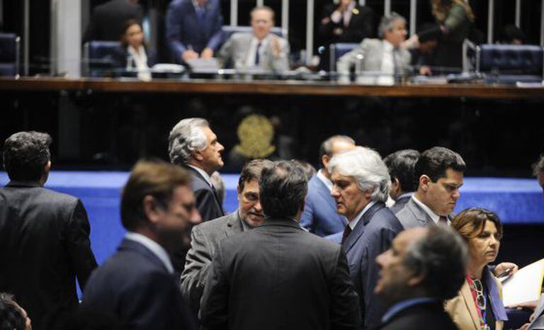 Delcídio do Amaral entre colegas em sessão do Senado do dia 24 de novembro.