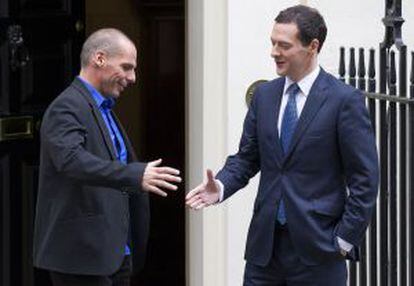 George Osborne (direita), o ministro de Finanças britânico, e seu homólogo grego, Yanis Varufakis.