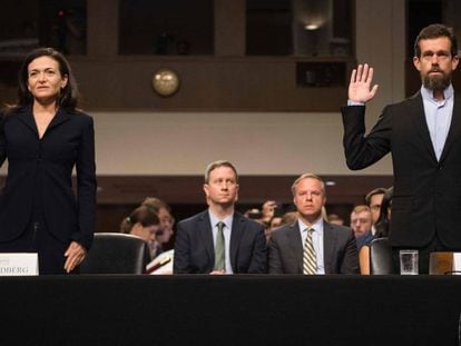 A diretora operacional do Facebook, Sheryl Sandberg, e o executivo-chefe do Twitter, Jack Dorsey, durante seu depoimento ao Congresso dos Estados Unidos