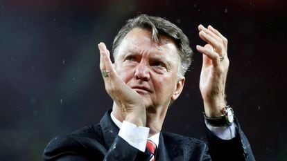 Van Gaal aplaude os torcedores do United.