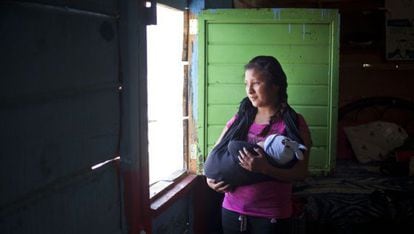 Uma jovem de 16 anos com seu filho em Chiapas, México.
