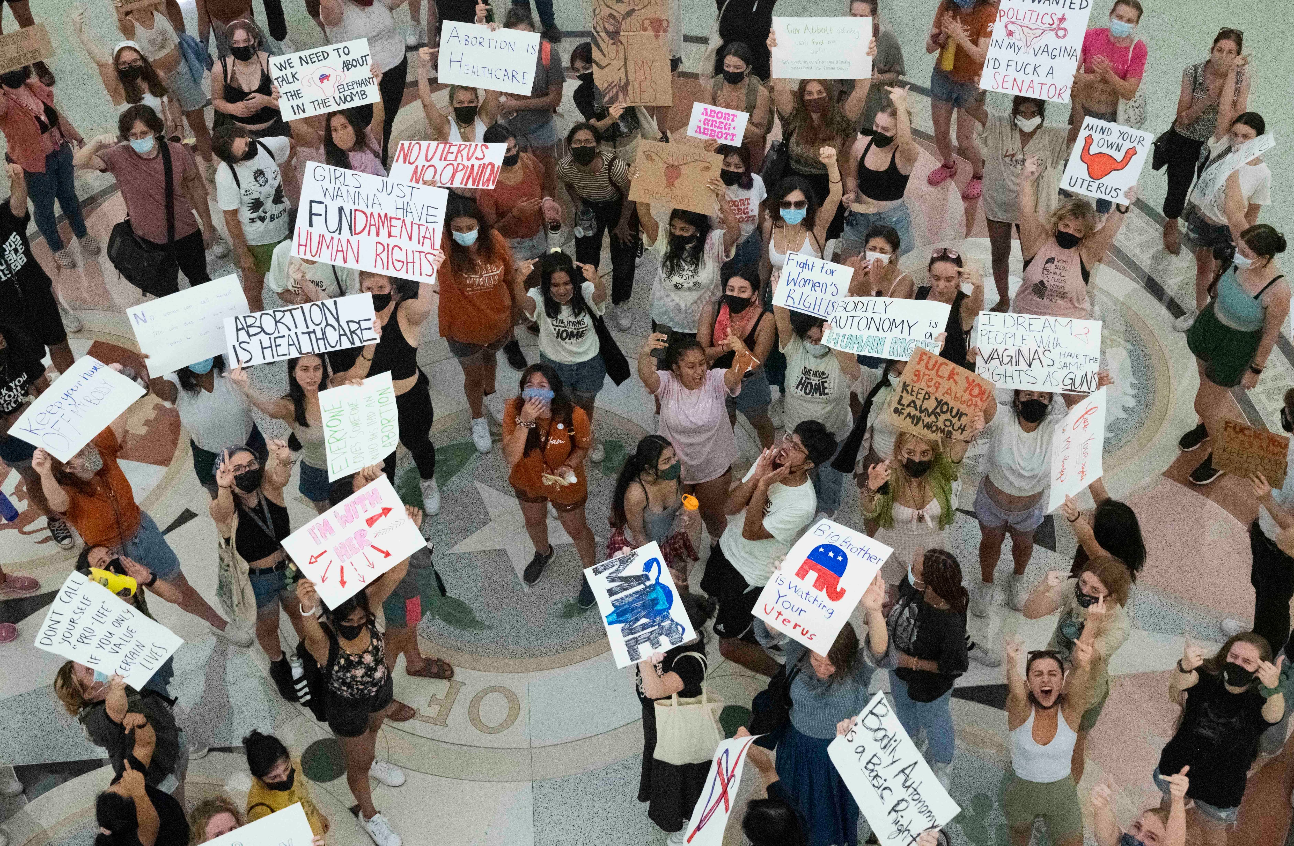 Protesto de universitárias contra o veto ao aborto dentro do Capitólio de Austin, Texas, em 1º de setembro