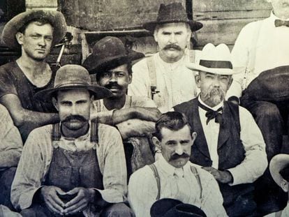 No centro da imagem com chapéu branco e bigode aparece J. Newton “Jack” Daniel. À sua direita, um dos filhos de Nearest Green, no final do século XIX.
