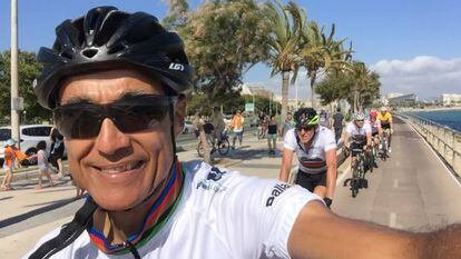 Ele fazia dupla com George Michael. Hoje, mora em sítio e roda Ibiza de bicicleta