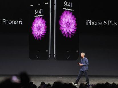 Tim Cook apresenta os novos iPhones.