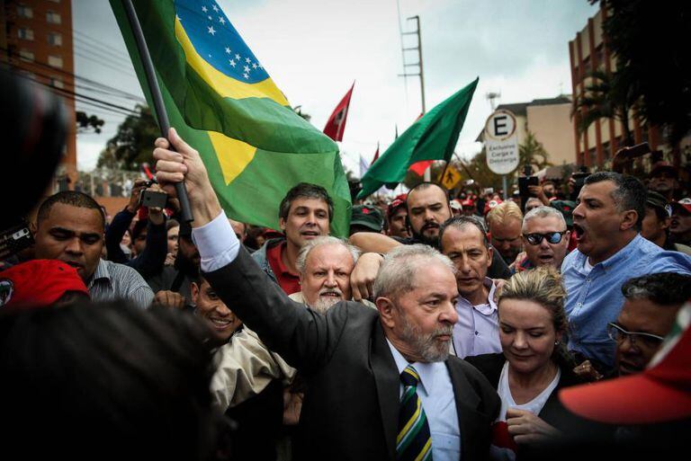 Lula chega para depor.