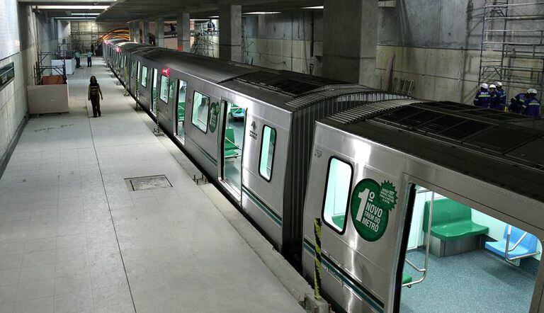 Trem da linha 2-Verde em estação ainda em obra, em foto de 2007.