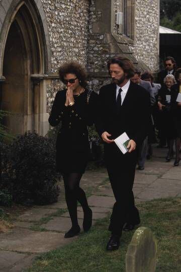 Lory del Santo e Eric Clapton no funeral de Conor, na igreja de Santa Maria Madalena, em Surrey (cidade de Clapton), em 1991.