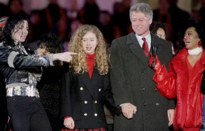 Chelsea e Bill Clinton, entre os cantores Michael Jackson e Diana Ross, em 1993.