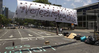 Uma das barricadas em frente à sede da ONU em Caracas.