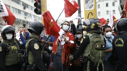 Simpatizantes de Pedro Castillo protestam neste sábado perto de uma manifestação de seguidores de Keiko Fujimori, no centro de Lima.