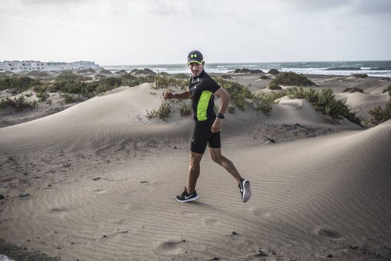 Diego Polino, atleta de retrorunning, treina a modalidade em Lanzarote, na Espanha.