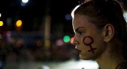 Mulher participa de ato contra violação de garota carioca no Rio.