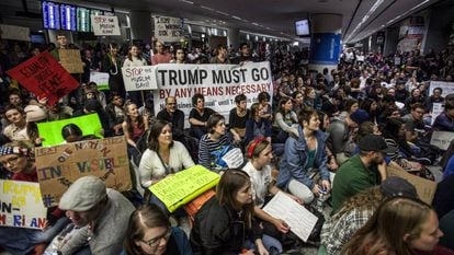 Protesto no aeroporto de San Francisco ao qual se uniu Sergey Brin, cofundador do Google.