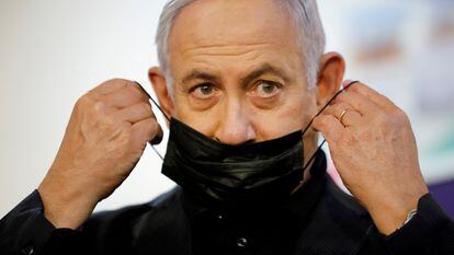 O primeiro-ministro israelense, Benjamin Netanyahu, após ser vacinado contra a covid em um hospital de Ramat Gan, em 19 de dezembro.