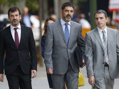 Jordi Cuixart, à esquerda, e Jordi Sánchez chegam ao Tribunal Nacional