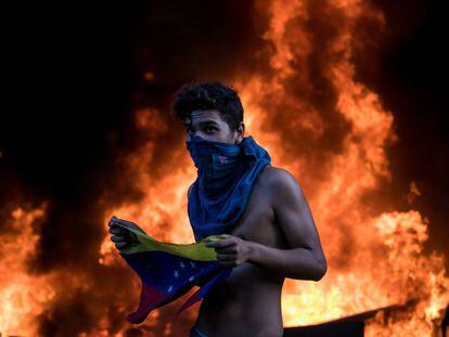 Manifestante nos protestos de 12 de junho em Caracas.