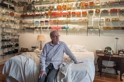Robert Gottlieb, em seu quarto, onde guarda uma coleção de bolsas.