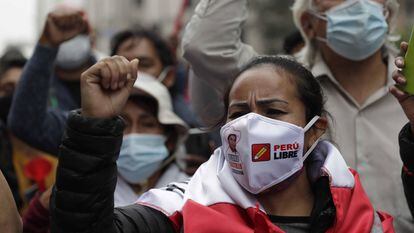Apoiadores de Pedro Castillo se manifestam enquanto aguardam os resultados das eleições presidenciais nesta segunda-feira, em Lima.