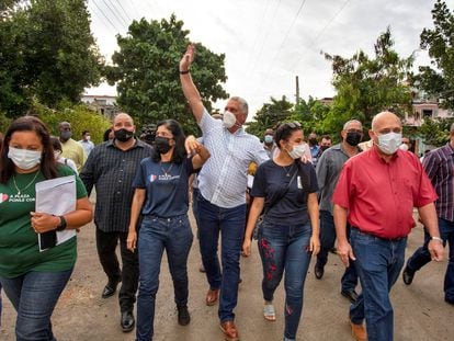O presidente Miguel Díaz-Canel, ao centro, durante uma caminhada pelo bairro de La Timba, em Havana, na sexta-feira passada.