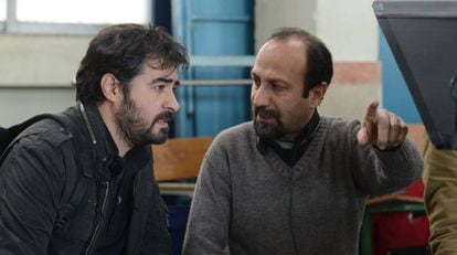Asghar Farhadi (à direita), com Shahab Hosseini, nas filmagens de ‘O Apartamento’