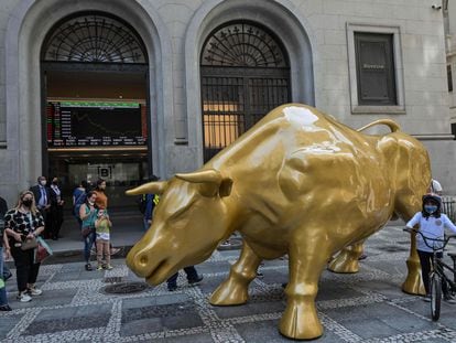 Cópia do touro de Wall Street colocada em frente a Bolsa de Valores de São Paulo, em 16 de novembro. Escultura foi retirada nesta terça-feira.