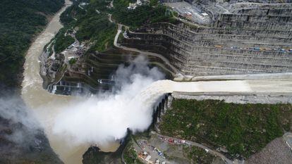 Hidroituango é formado por uma barragem de 225 metros de altura e 20 milhões de metros cúbicos de volume.