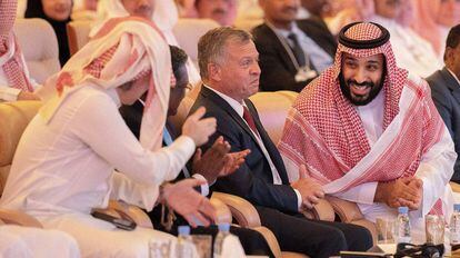O príncipe herdeiro saudita, Mohamed bin Salman (direita), na terça-feira com convidados ao fórum de Riad