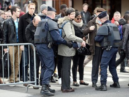 Policiais franceses revisam visitantes no acesso à catedral de Notre Dame, em Paris.
